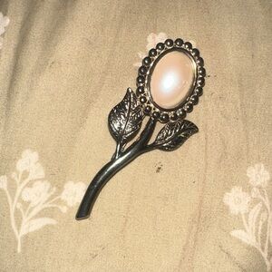 Elegant Pearl Flower Brooch